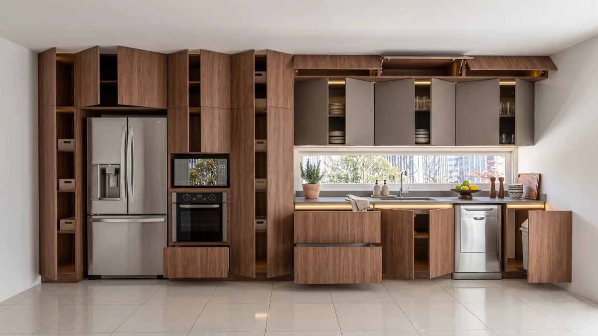 La misma cocina con todos los módulos y cajones abiertos, mostrando la organización interior