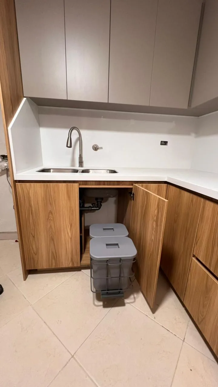 Detalle del sistema de basuras extraíble bajo el mesón de cuarzo