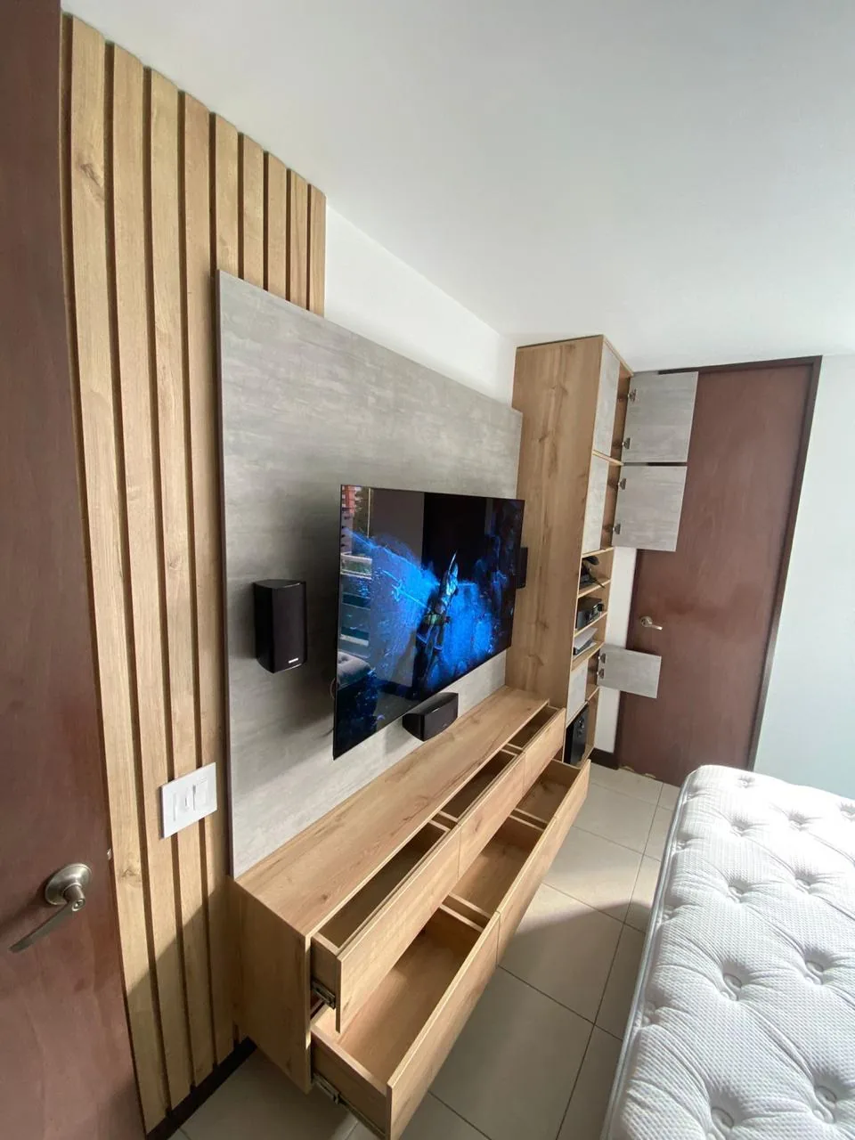 El mismo mueble con los cajones abiertos, visto desde el costado de los listones