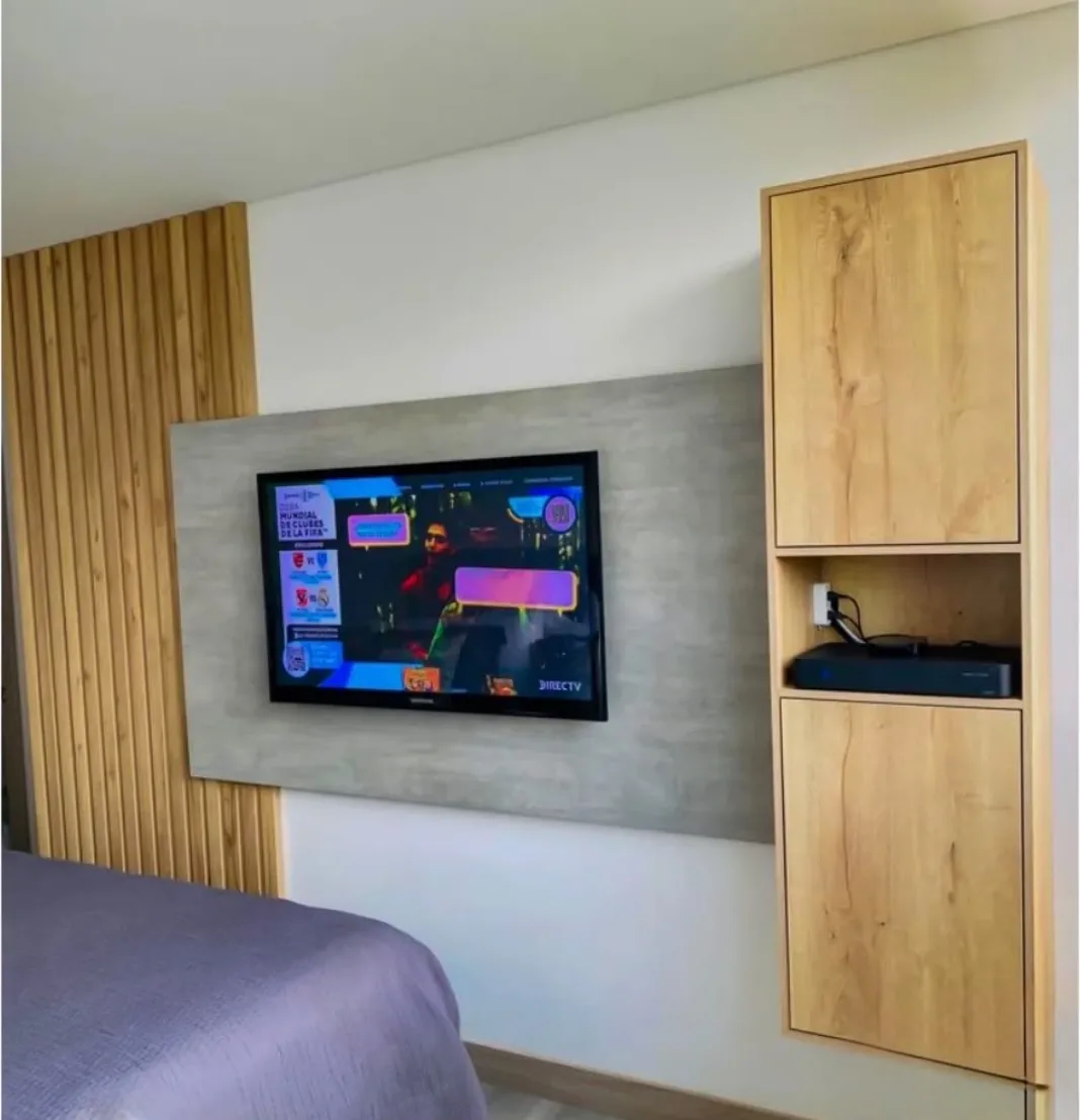 Detalle del segundo panel de televisión con torre lateral en Artiko de puertas cerradas y nicho para equipos