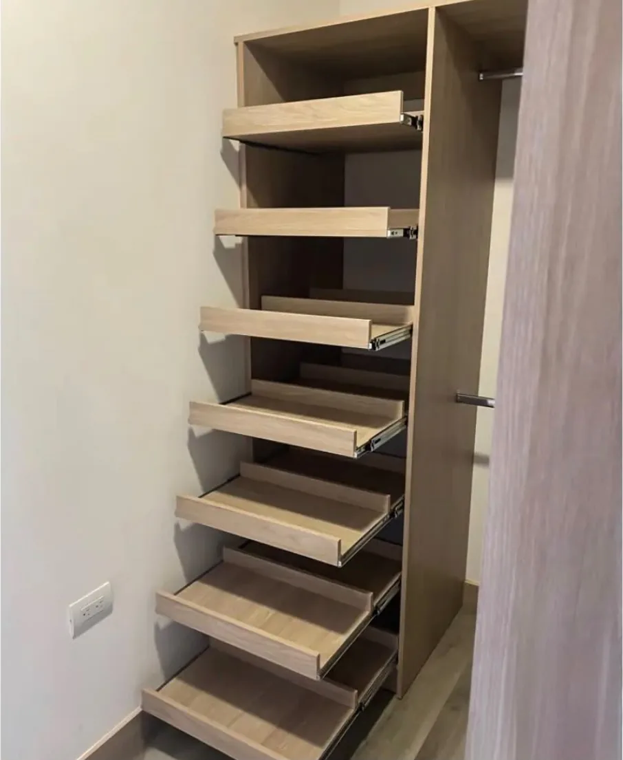 Torre de zapatero con bandejas extraíbles abiertas