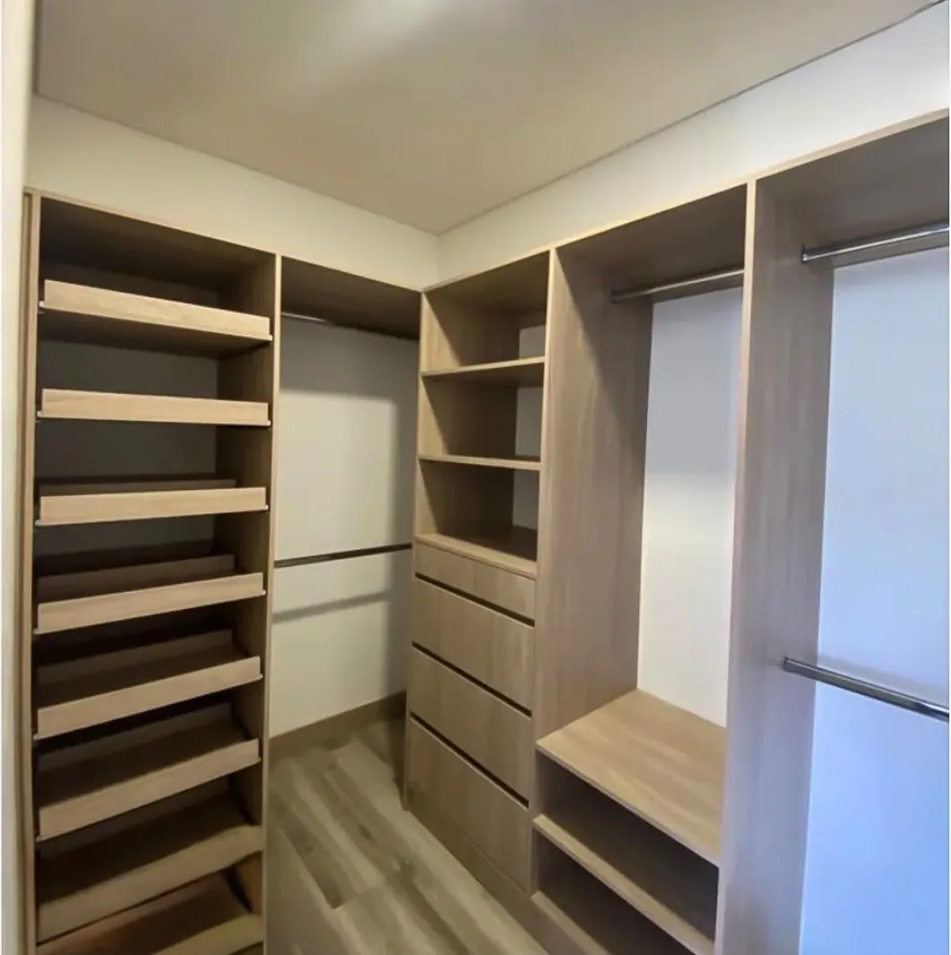 Vestier construido en laminado Artiko con entrepaños, barras colgantes y cajones
